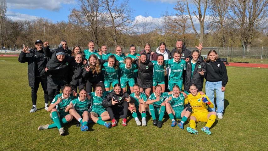 frauen-feiern-vorzeitigen-klassenerhalt