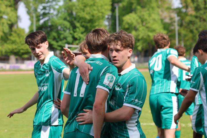 u17-schlaegt-tabellenfuehrer