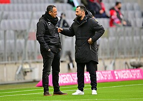 2022: Azzouzi im Austausch mit Bayerns Salihamidzic in der Allianz-Arena.
