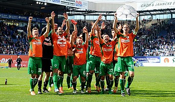 6.05.2012 - Das Kleeblatt feiert den Aufstieg in die 1. Bundesliga. Mittendrin: Mergim Mavraj. 